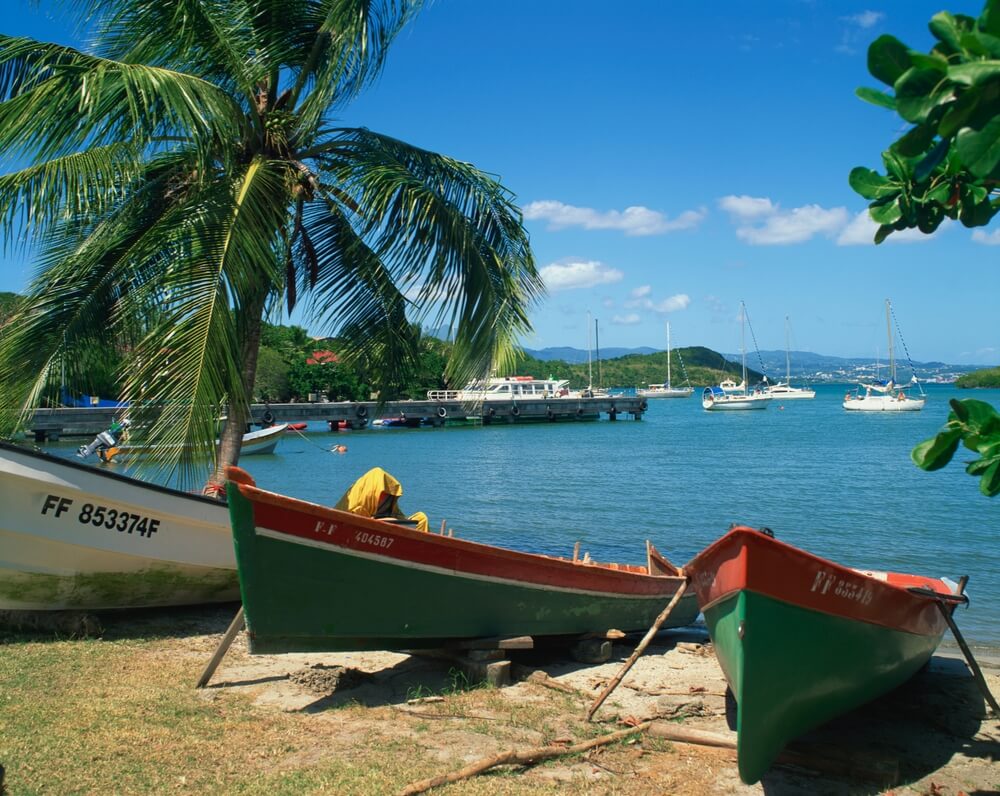 Des bateaux amarrés sur la plage des Trois-îlets ©Shutterstock