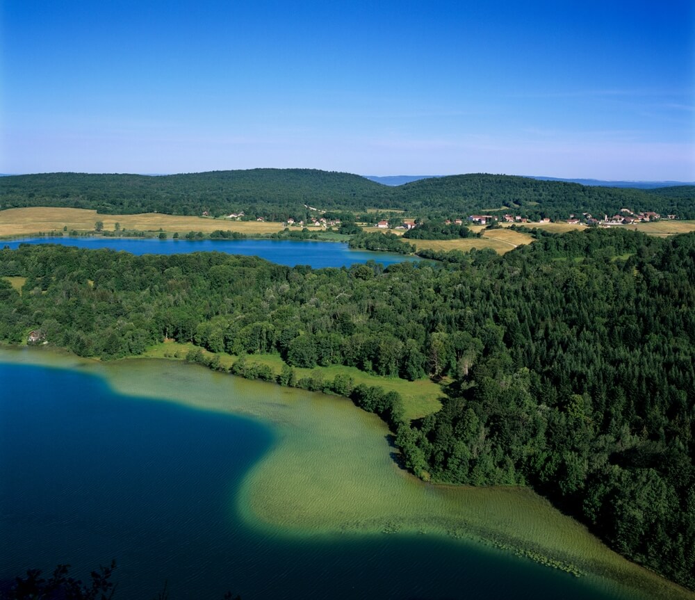 Vue aérienne sur Clairvaux-les-lacs dans le Jura © Shutterstock