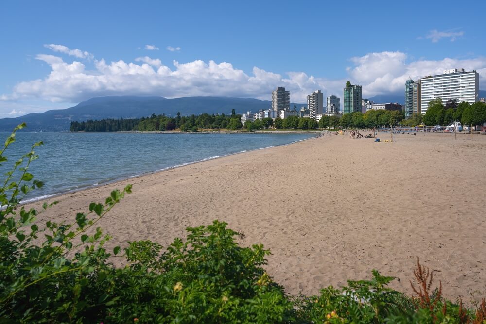 La plage English Bay Beach de Vancouver, entre la mer et West End ©Shutterstock
