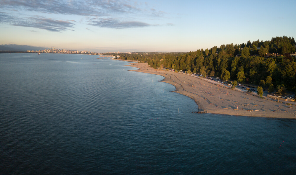Amusez-vous avec les nombreuses activités sur la plage Spanish Banks Beach ©Shutterstock 