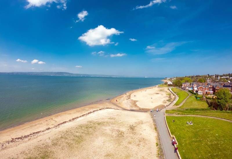 Découvrez Holywood Sea Park, avec ses activités et sa plage au bord de l'océan ©UK Beach Guide