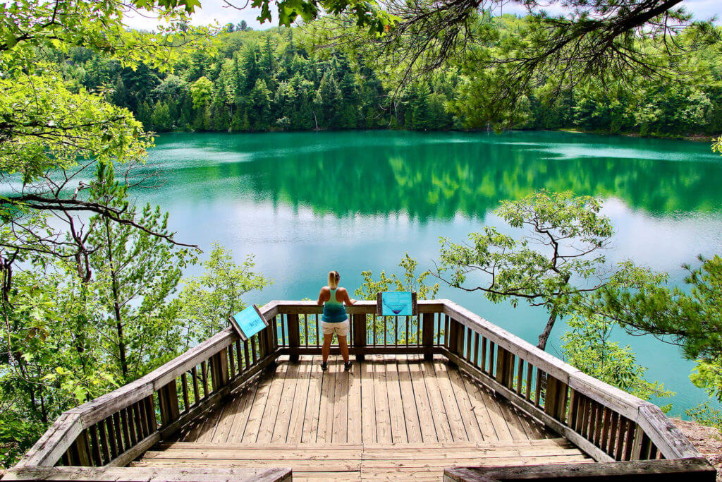Le plan d'eau entouré de forêts du Parc de la Gatineau ©Blog voyage Planete3w