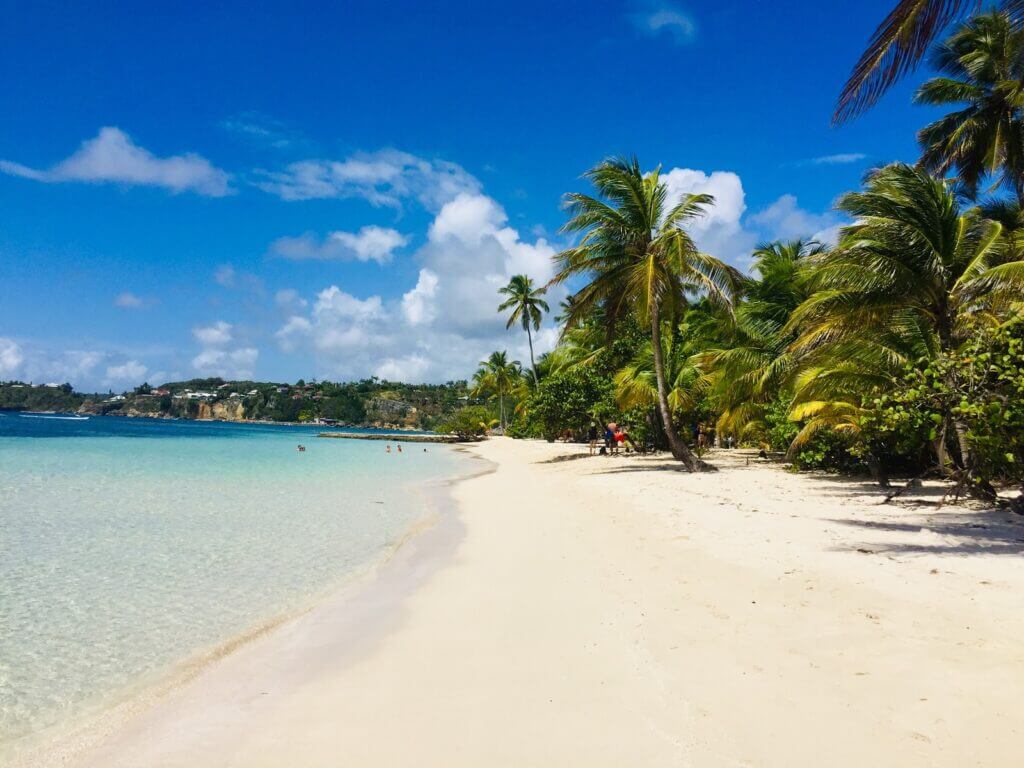 Détendez-vous à la plage de Bois Jolan en famille ©Guadeloupe Destination