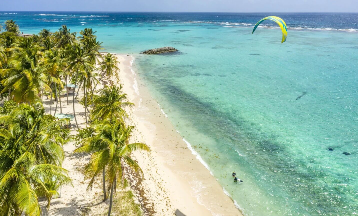 Profitez de la plage de la Feuillère pour pratiquer des sport nautiques ©Les îles de Guadeloupe