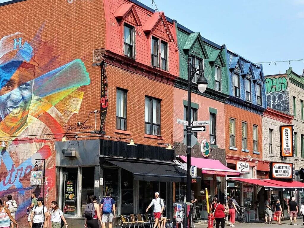 Maisons typiques et colorées du Plateau-Mont-Royal à Montréal ©Shutterstock