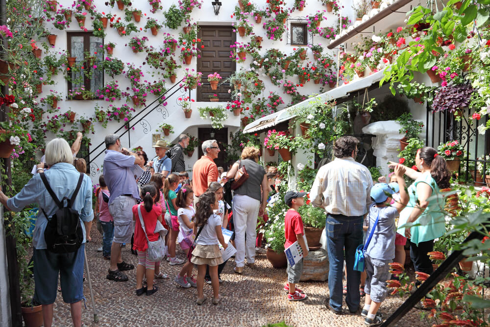 Des familles curieuses visites un patio décoré pour le festival des patios de 2013 ©Shutterstock