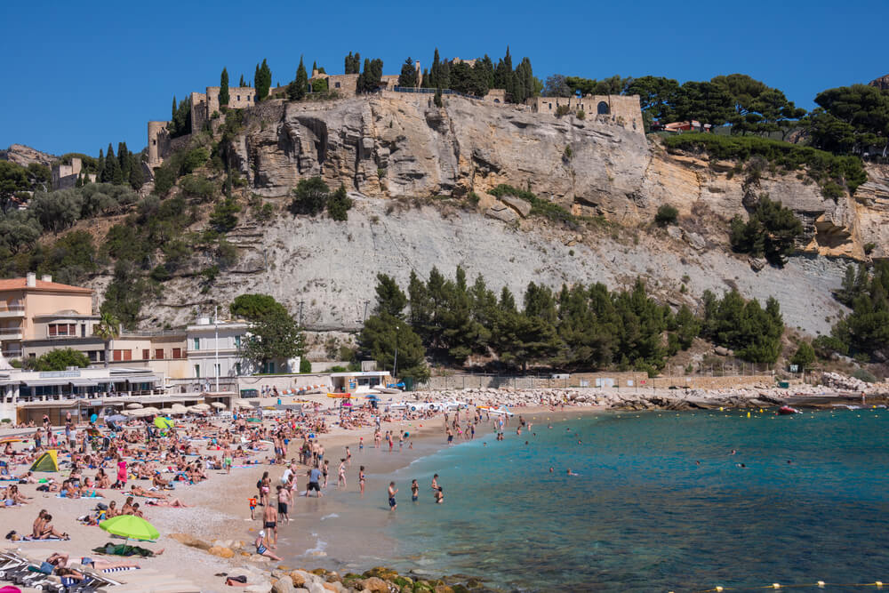 Profitez du soleil et de la plage à Aubagne ©Shutterstock