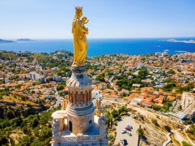 Notre-Dame-de-la-Garde qui veille sur la cité phocéenne de Marseille ©Shutterstock