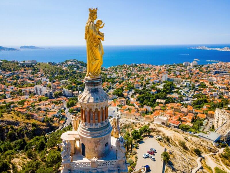 Notre-Dame-de-la-Garde qui veille sur la cité phocéenne de Marseille ©Shutterstock