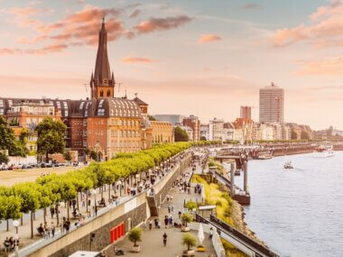 La vieille ville de Düsseldorf avec l'Eglise Saint-Lambertus et le château de Schlossturm ©Shutterstock