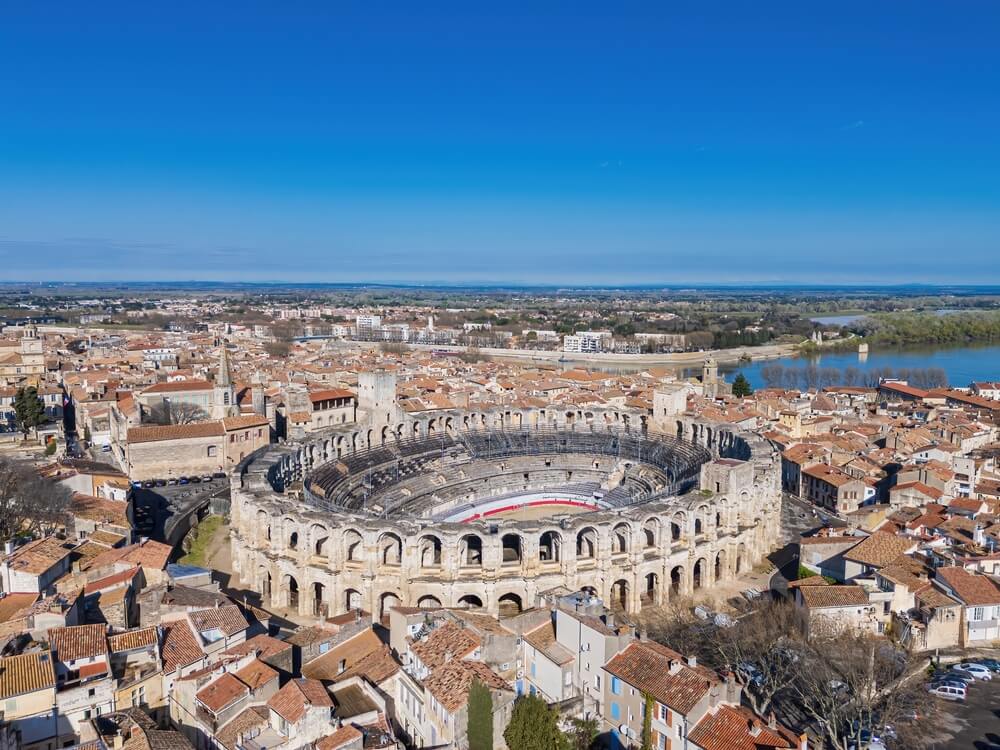 Visitez Arles et son arène, proche du Rhône ©Shutterstock 