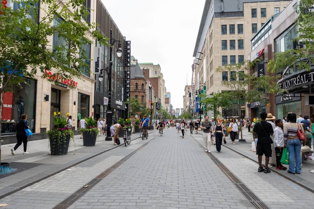 Faites les boutiques en arpentant la rue Sainte Catherine à Montréal ©Shutterstock
