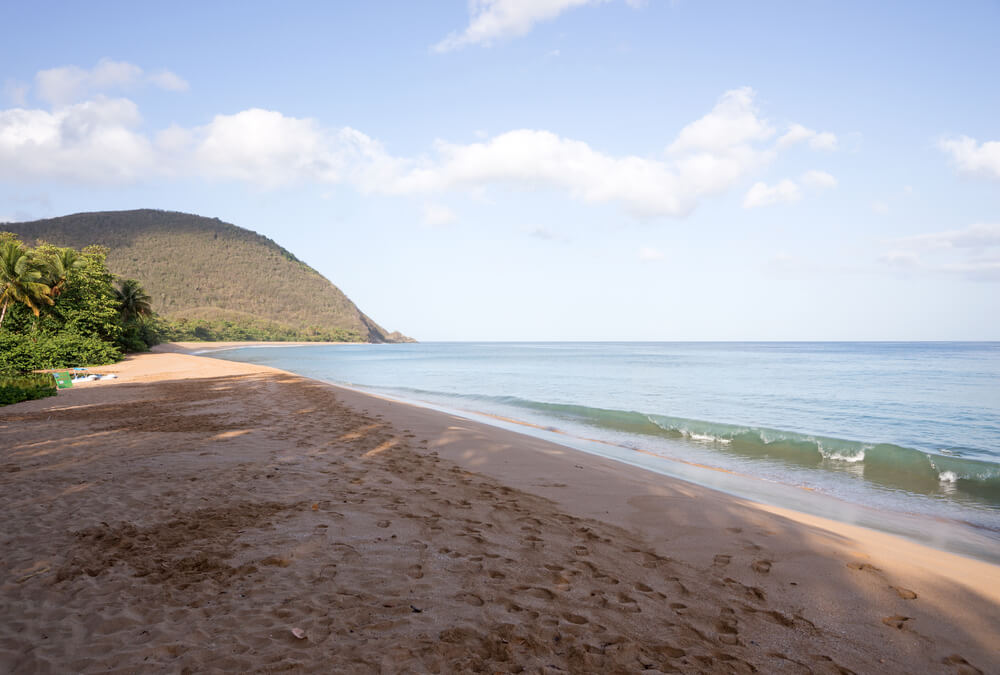 La plage de Cluny, plage paradisiaque de Guadeloupe ©Shutterstock