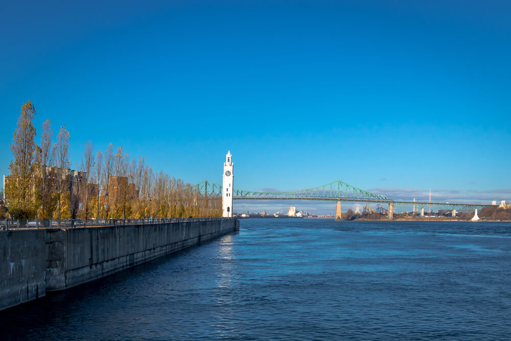 Admirez la tour de l’Horloge, avec en arrière-plan le pont Jacques-Cartier ©Shutterstock