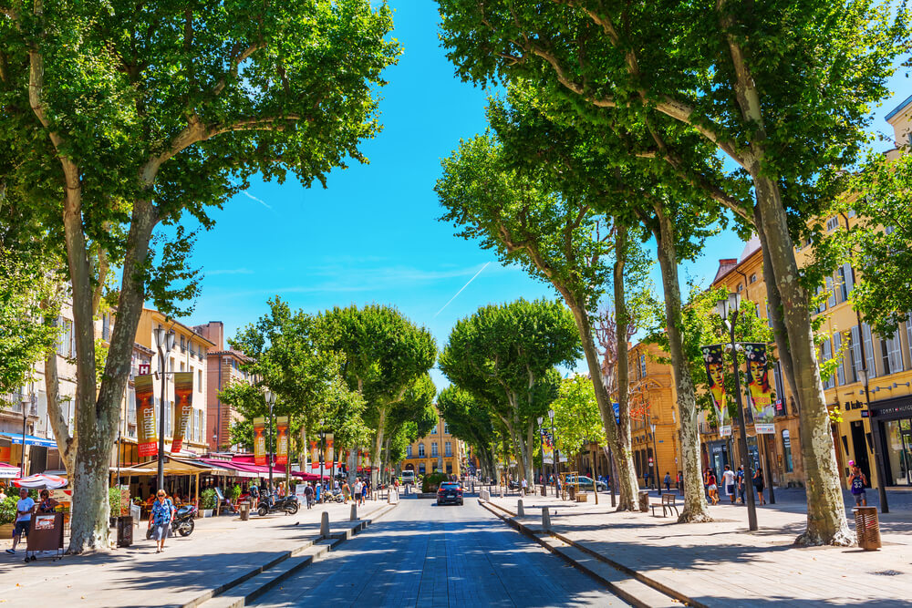 Arpentez les rues d'Aix-en-Provence et la Cours Mirabeau ©Shutterstock