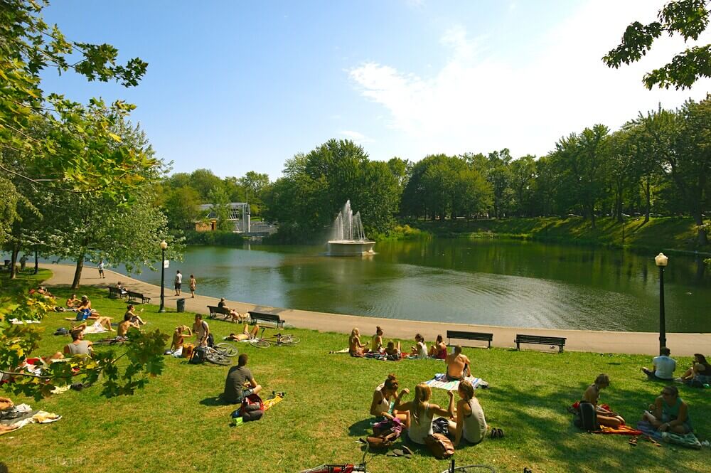 Le Parc La Fontaine, parc rafraîchissant à Montréal ©Shutterstock