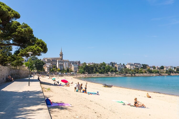 Profitez de la Plage du Prieuré sur la Côte d'Emeraude ©dinardemeraudetourisme