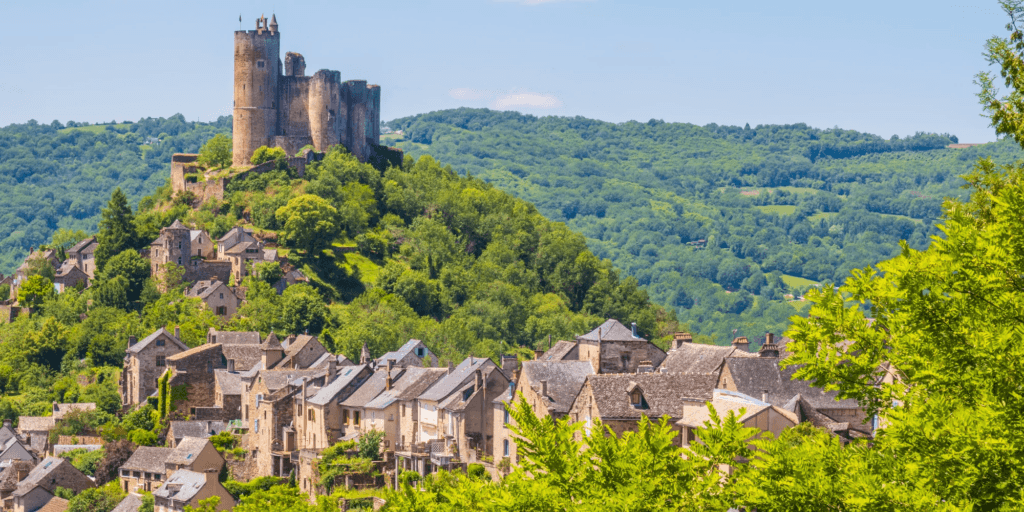 Vue sur le village perché et la forteresse royale de Najac © Shutterstock