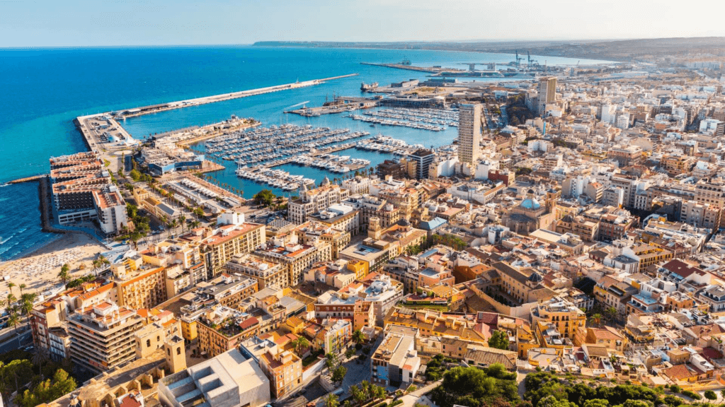 Vue aérienne sur Alicante et son port de plaisance © Shutterstock