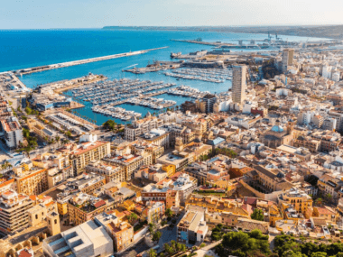 Vue aérienne sur Alicante et son port de plaisance © Shutterstock