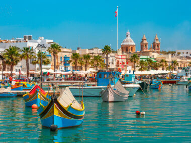 Marsaxlokk est un charmant village de pêcheurs connu pour son marché dominical et ses bateaux traditionnels multicolores ©Shutterstock