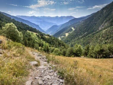 Chemin entre les montagnes du parc naturel de Comapedrosa e, Andorre ©Shutterstock