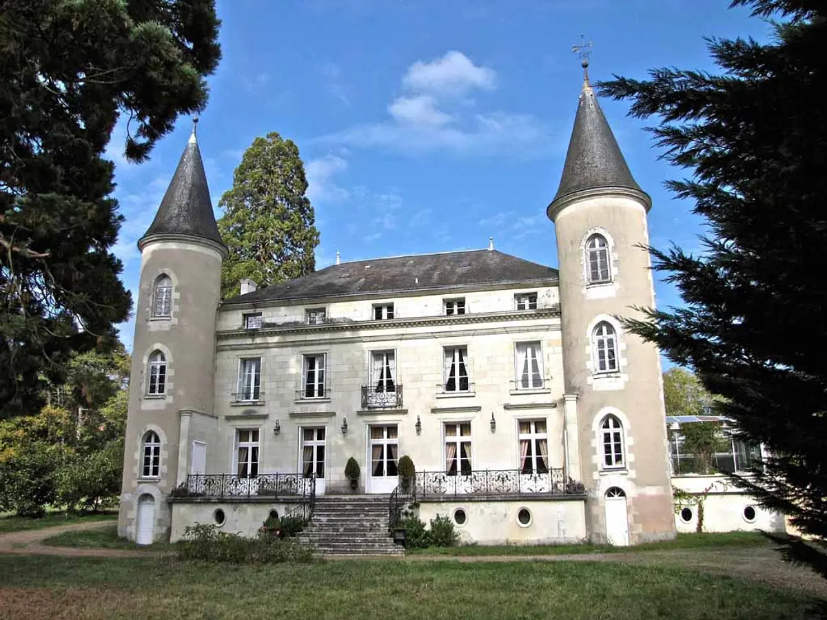 Dormir dans un chateau : Le château les vallées à Tournon-Saint-Pierre © Château les vallées / Toploc